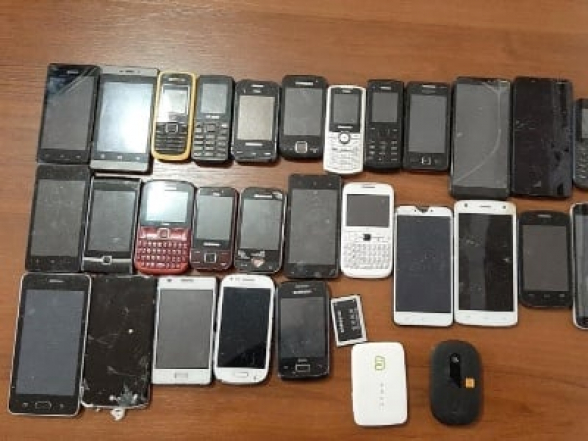 Կալանավորի համար բերված հանձնուքում 30 հատ բջջային հեռախոս են գտել